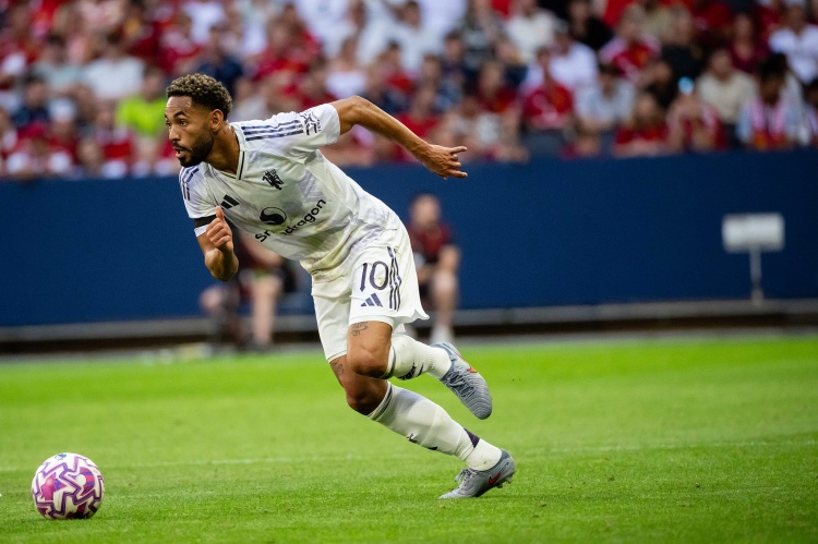 爱游戏登陆入口-队友赞库尼亚：做对手和队友完全不一样；他就是曼联需要的球员