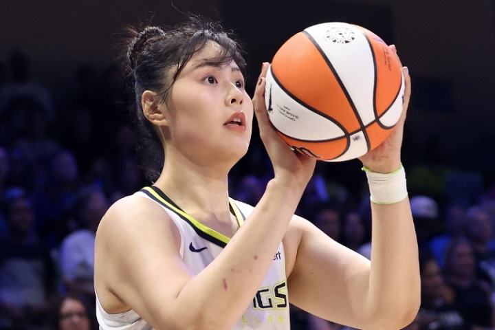 爱游戏登陆入口-膝盖受伤！媒体人：李月汝拍了片子 队医预计至少需要休息6周