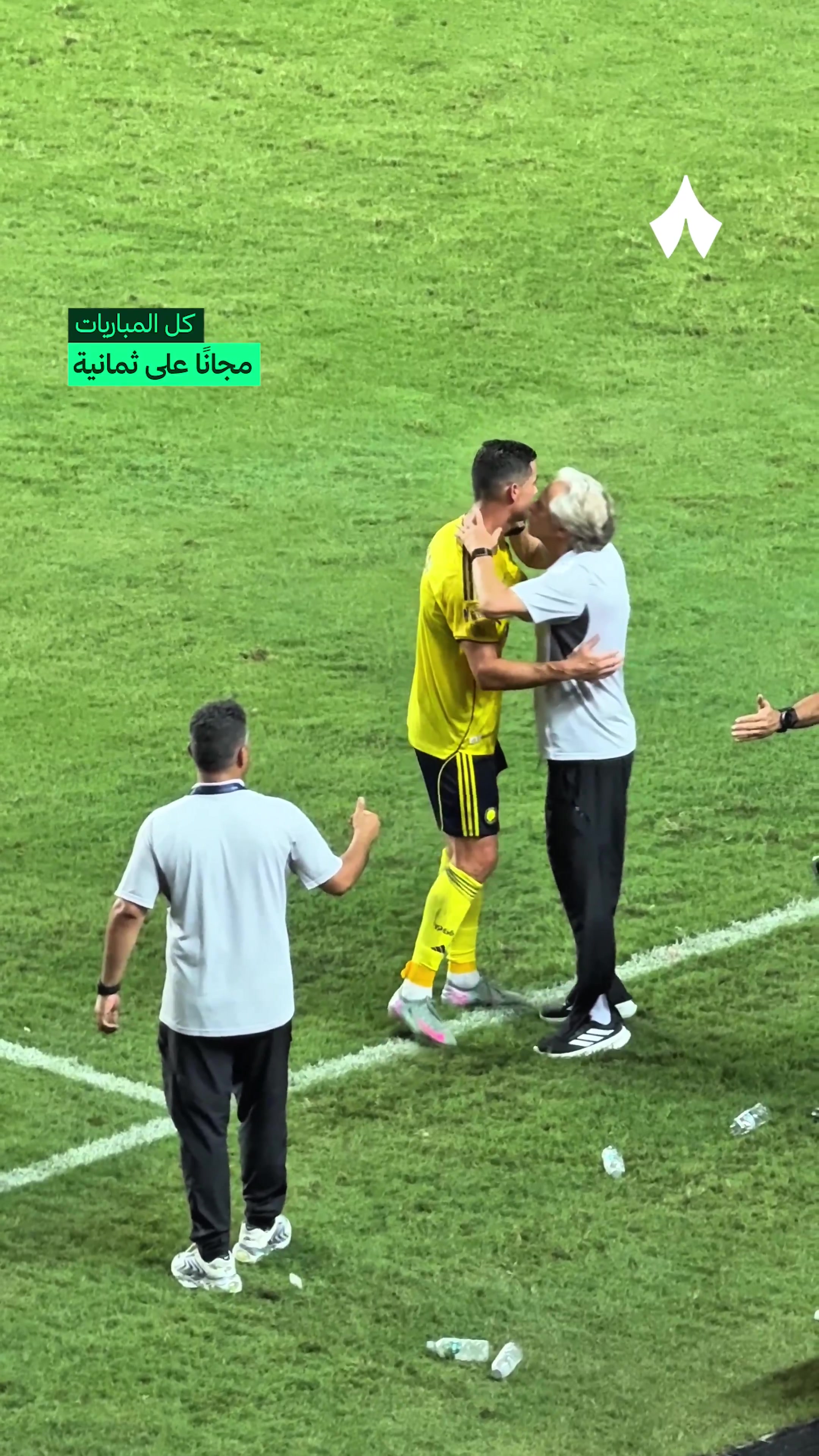 就为了执教你而来😂C罗被换下时主教练捧着C罗的脸亲了一口